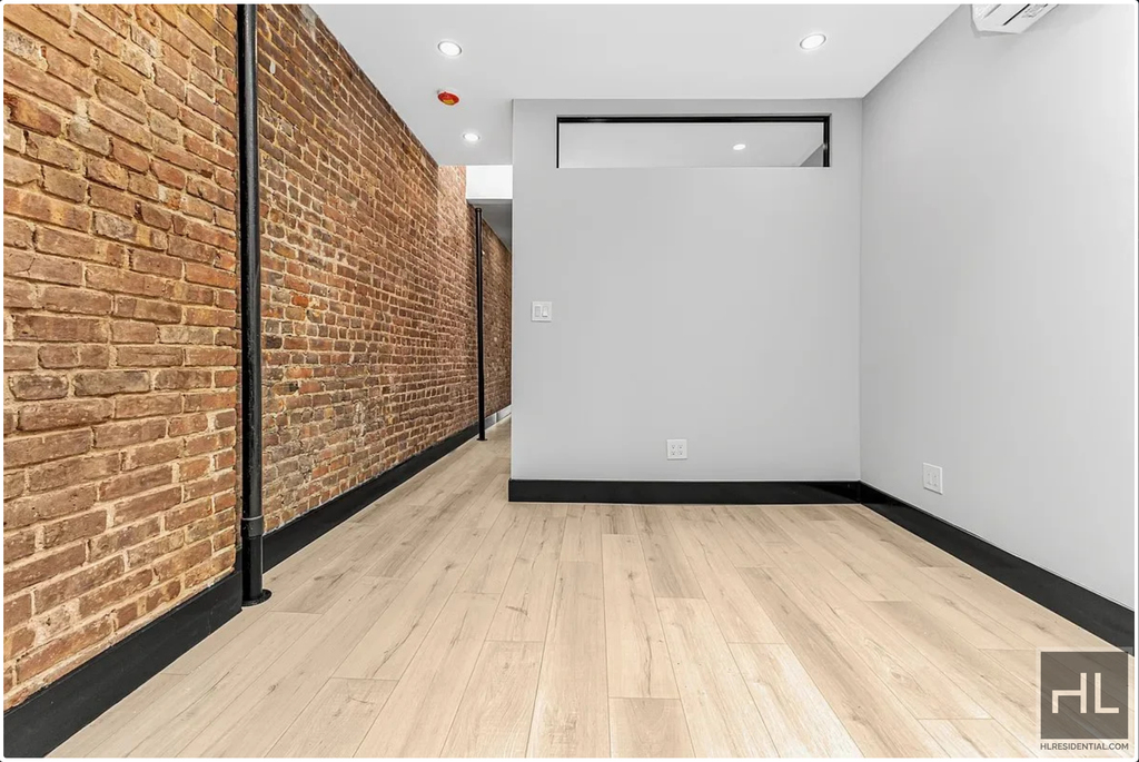 West 52 Street - Photo 2