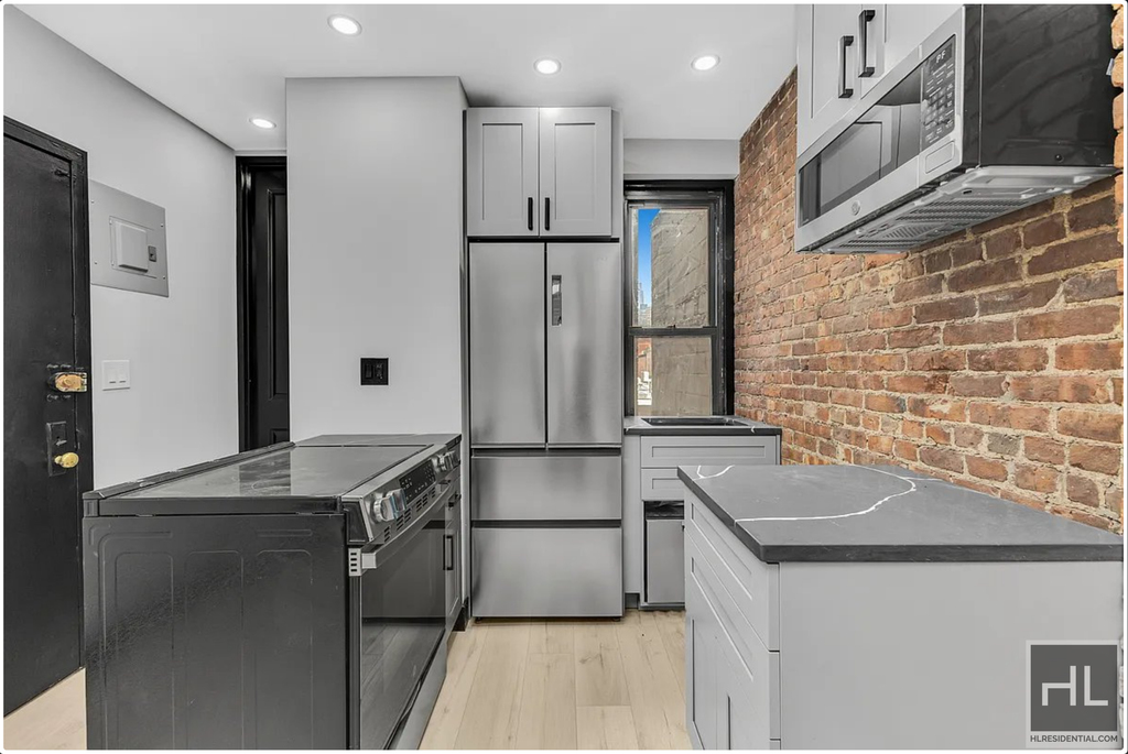 West 52 Street - Photo 1