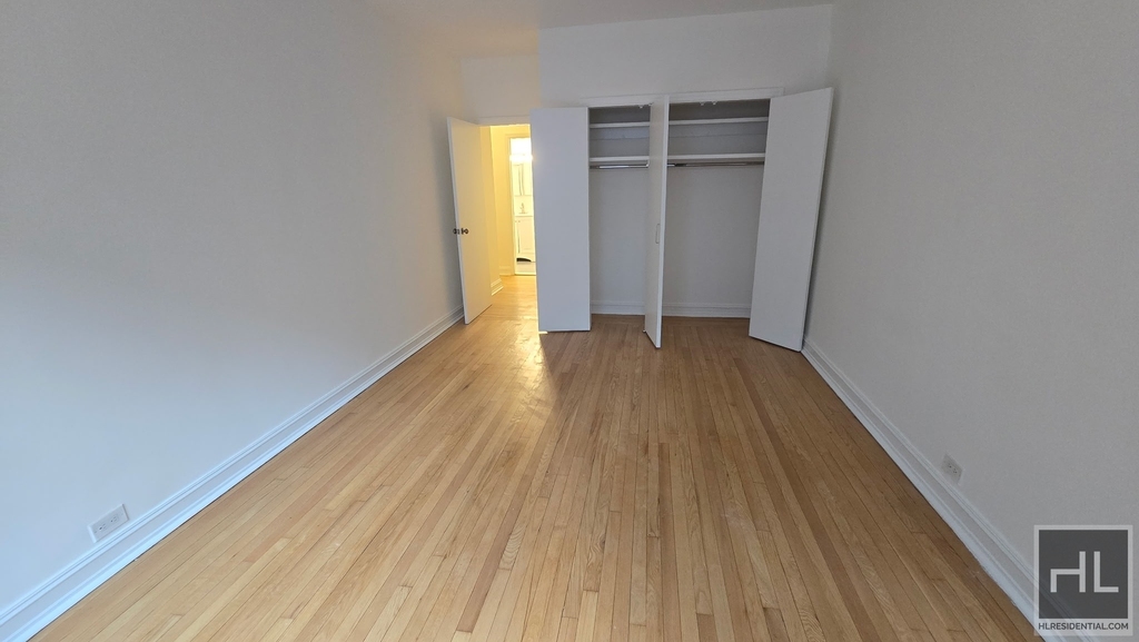 East 46 Street - Photo 4