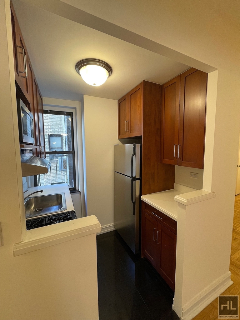 East 46 Street - Photo 2