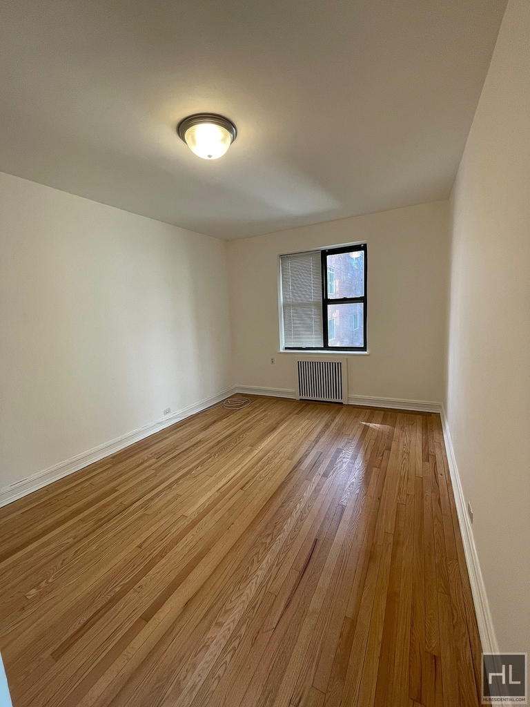 East 46 Street - Photo 5