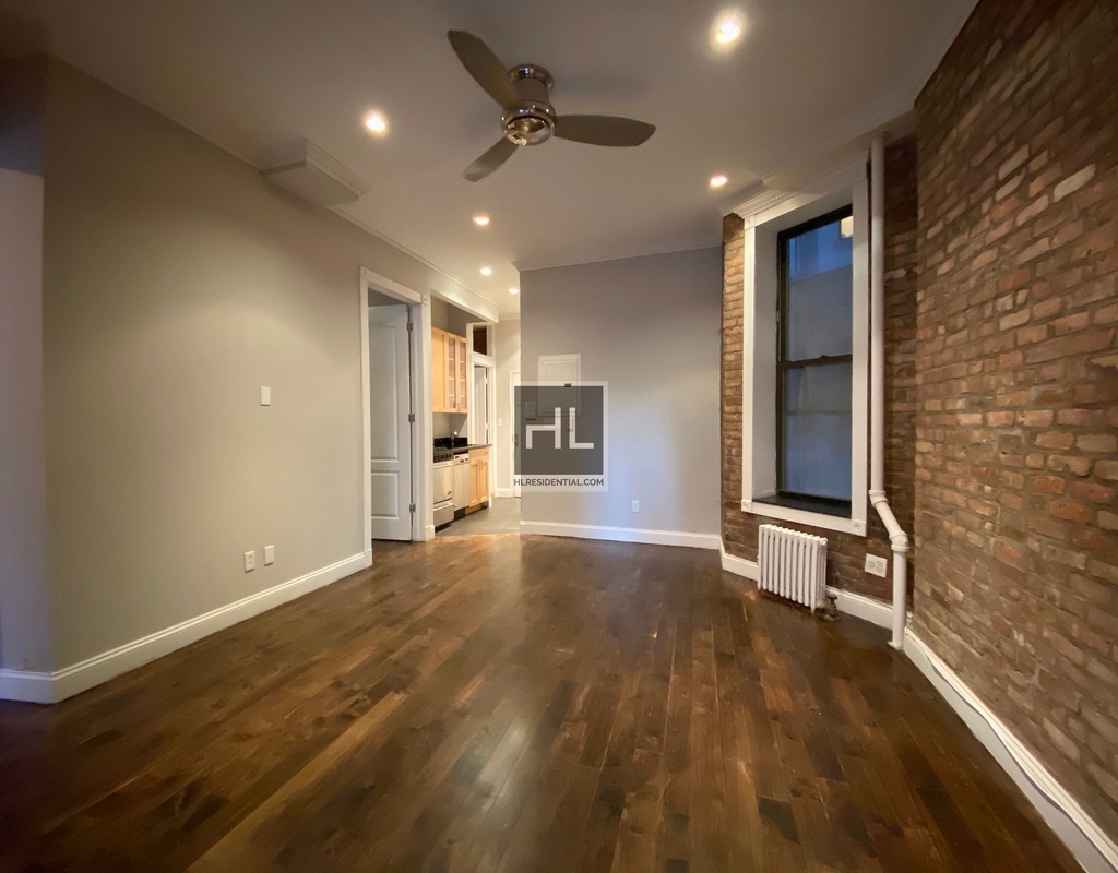 Mott Street - Photo 1