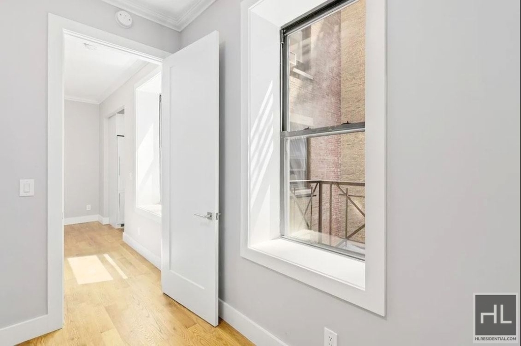 West 76 Street - Photo 4