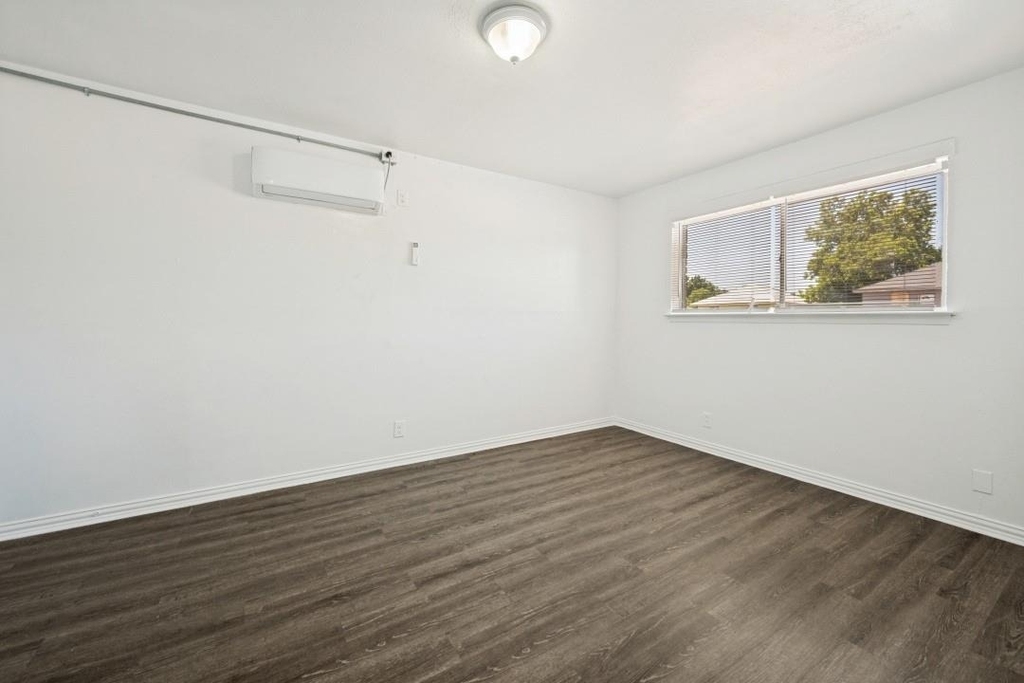 2701 Hemphill Street - Photo 2