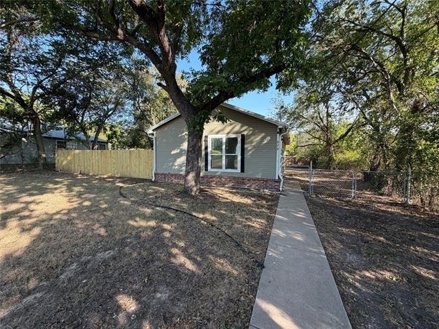 979 W Pecan Street - Photo 1