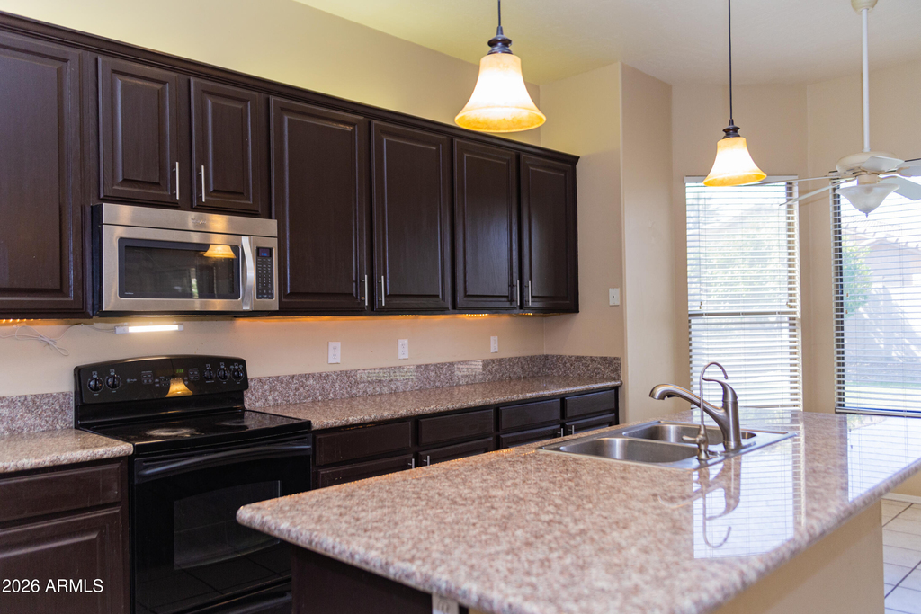 720 W Hancock Avenue - Photo 1