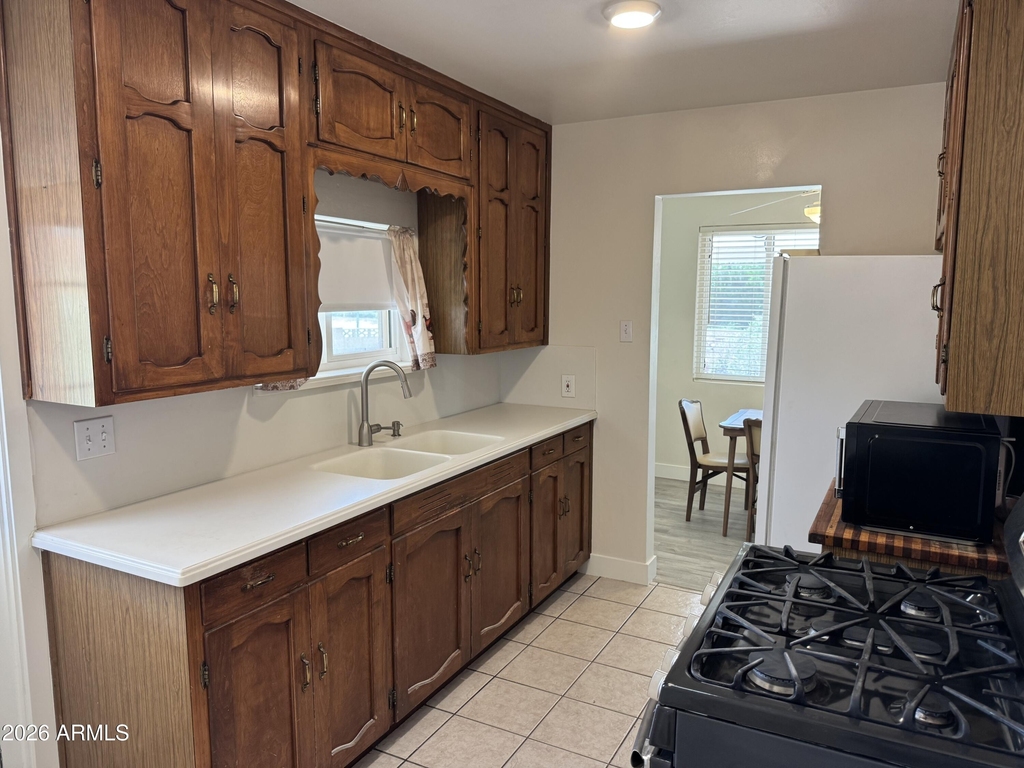 598 W Flint Street - Photo 4
