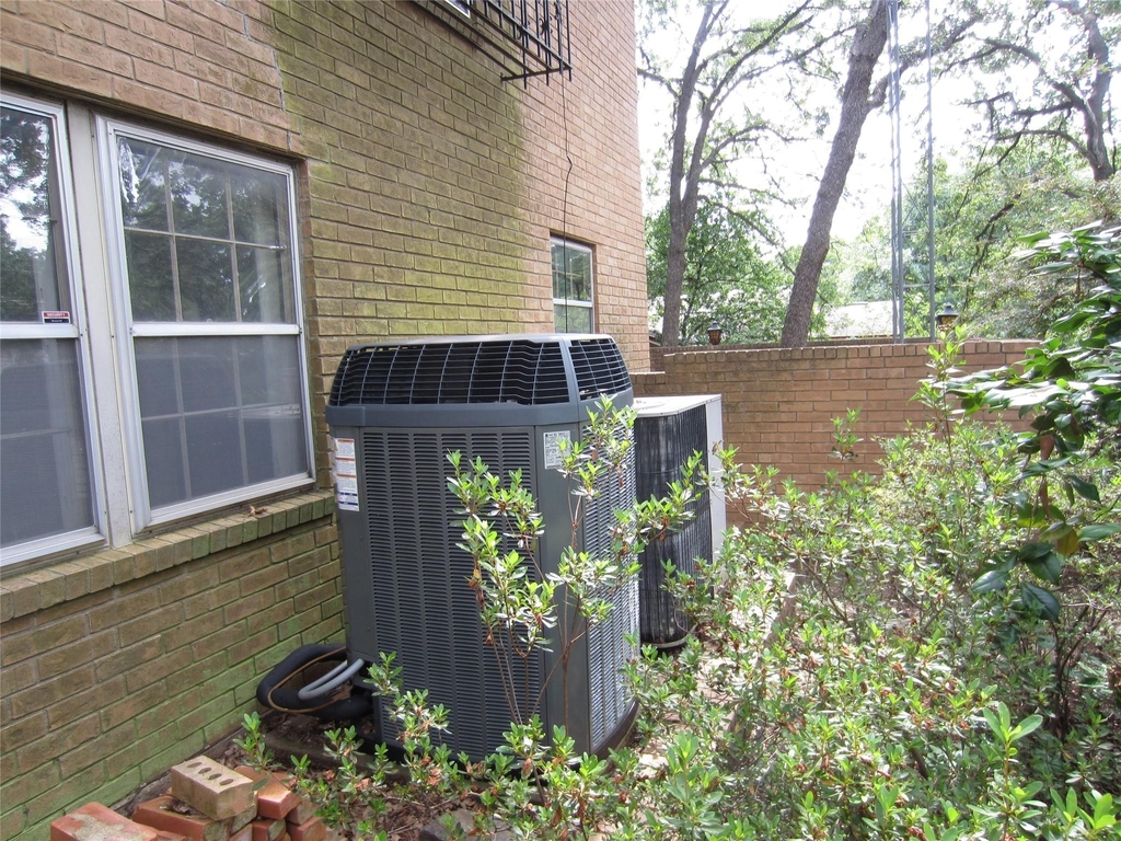 1815 Greenwood Drive - Photo 2