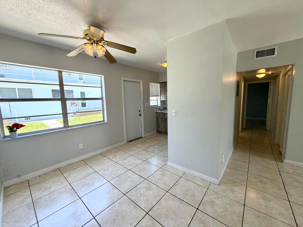 915 Ne 8th Street - Photo 2