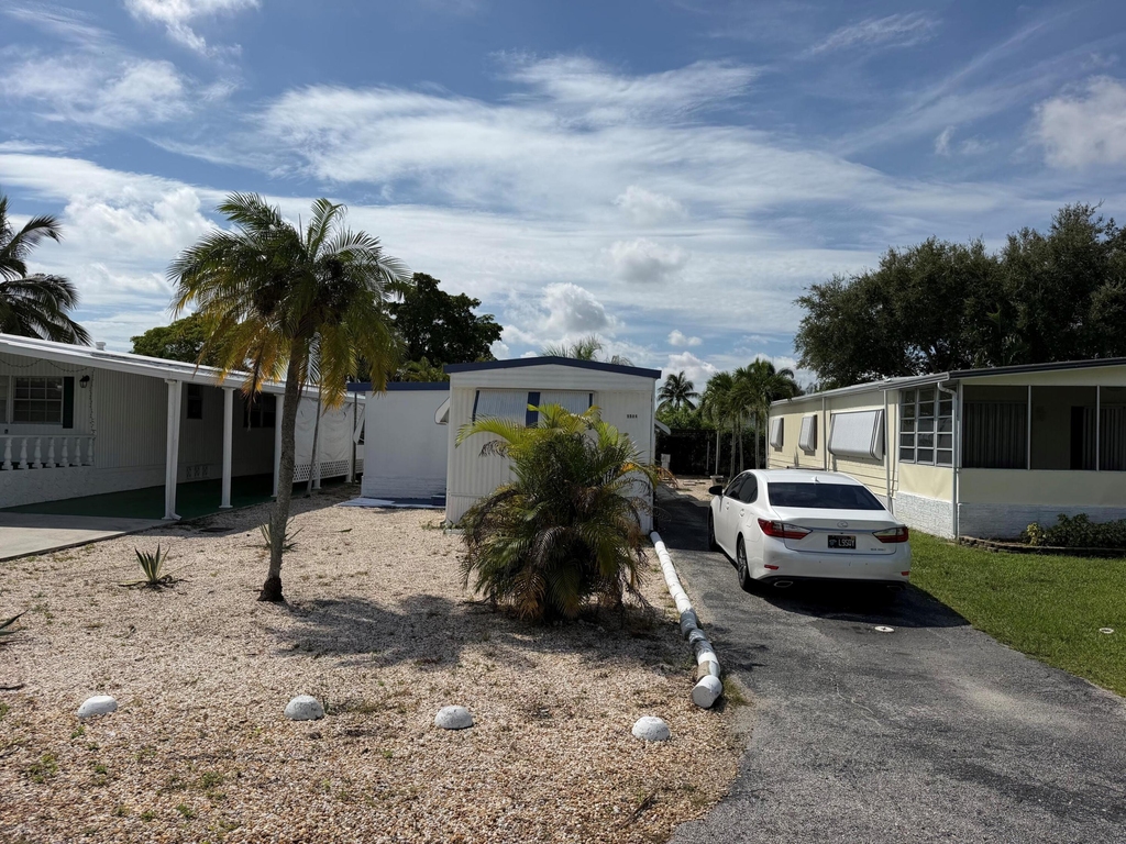 5504 Lagoon Drive - Photo 0