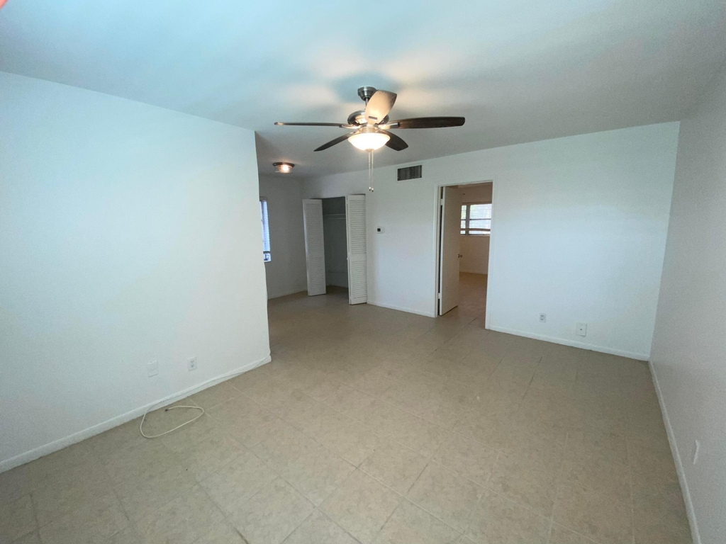 221 Se 3rd Avenue - Photo 2
