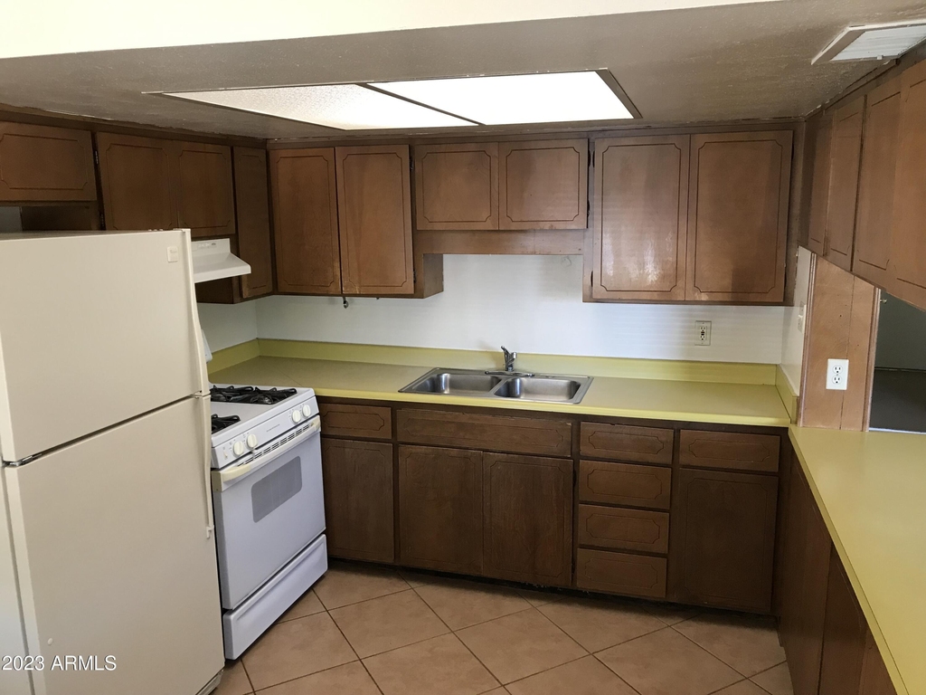 529 W 17th Place - Photo 4