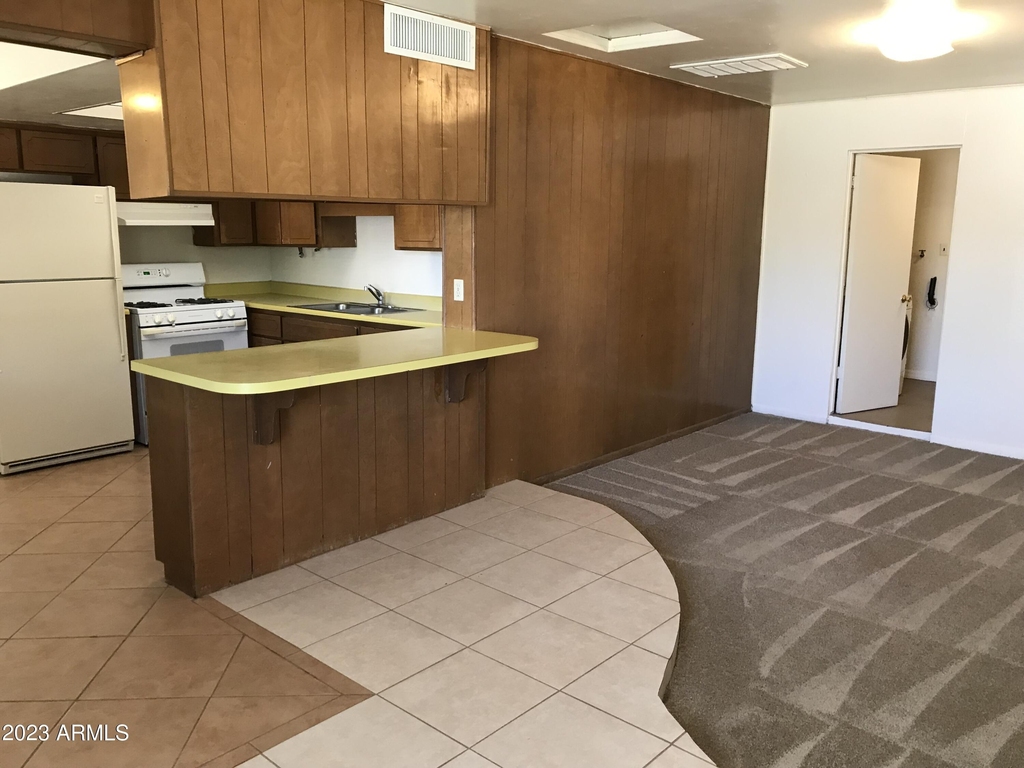 529 W 17th Place - Photo 2