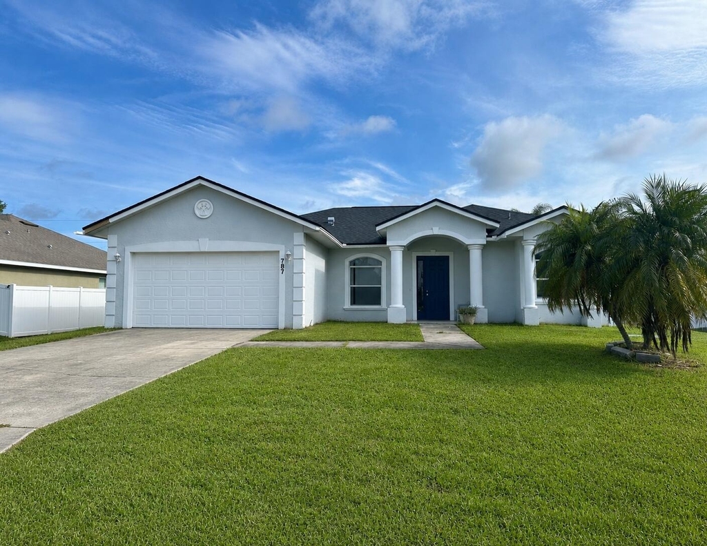 787 Se Evergreen Terrace - Photo 0