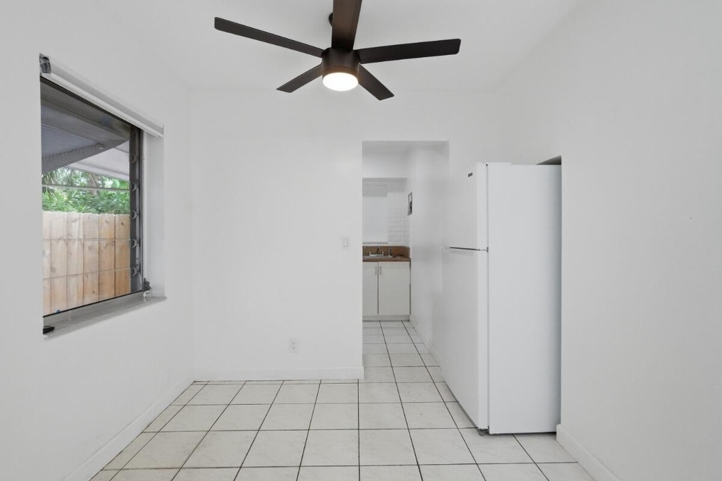 1201 N Victoria Park Road - Photo 5