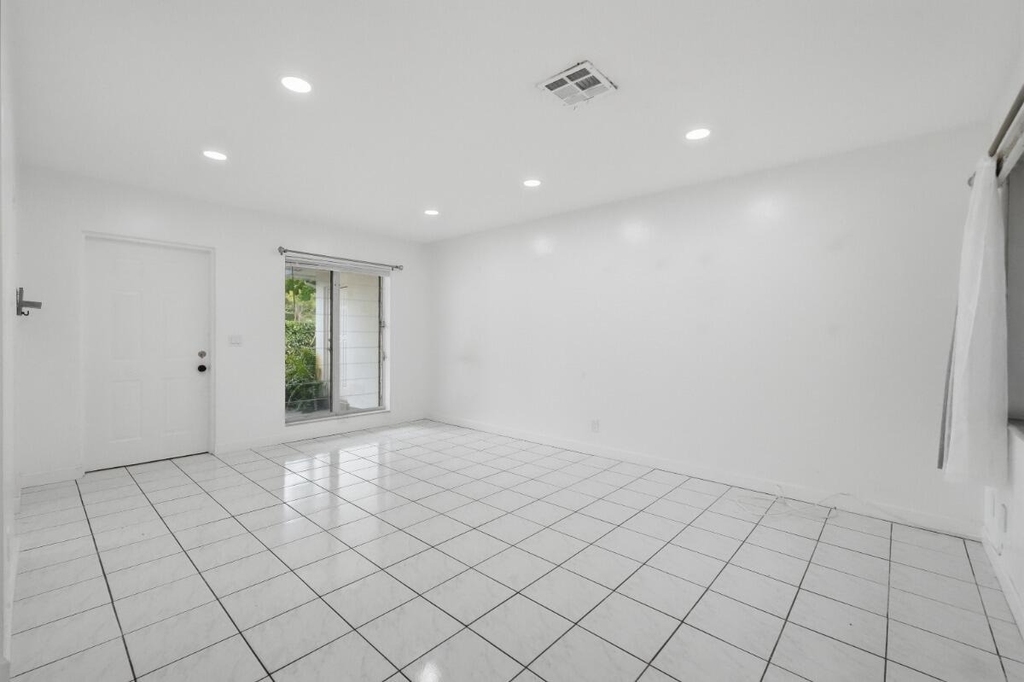 1201 N Victoria Park Road - Photo 4