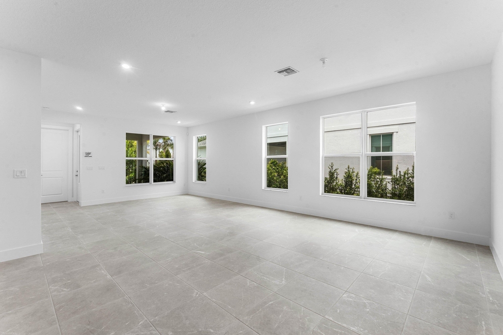 888 Sw Newfield Avenue - Photo 2