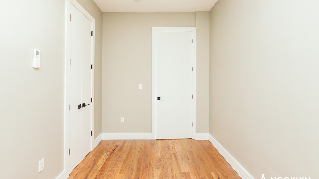 1689 Sterling Pl - Photo 4