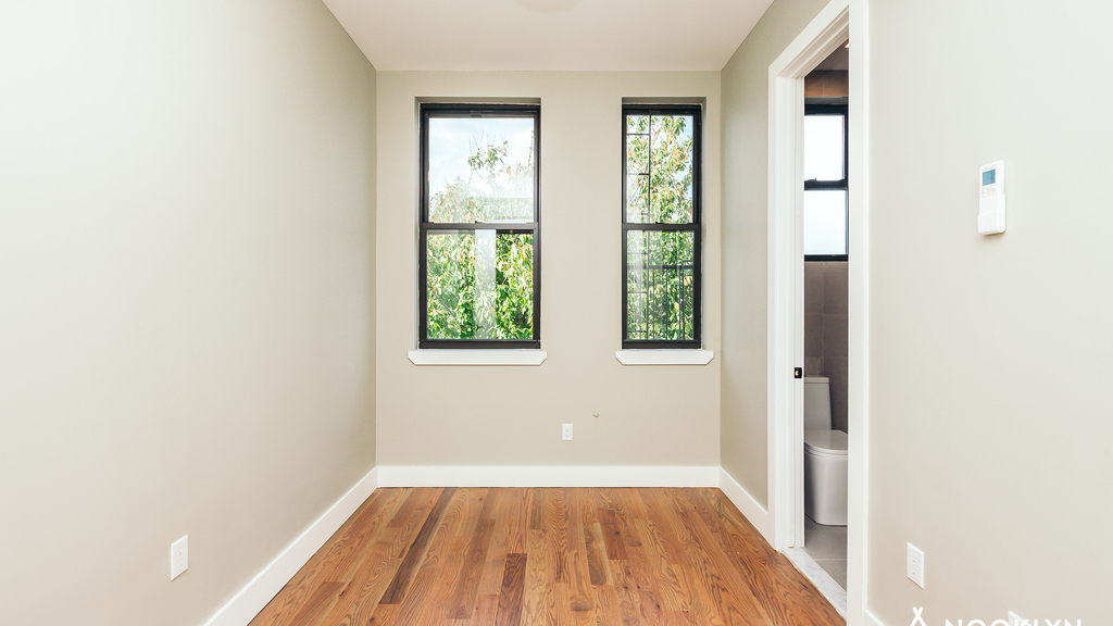 1689 Sterling Pl - Photo 3