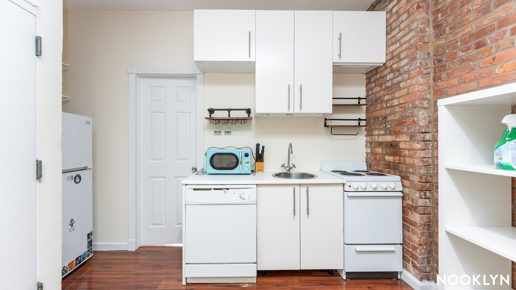 71 Pineapple St - Photo 4