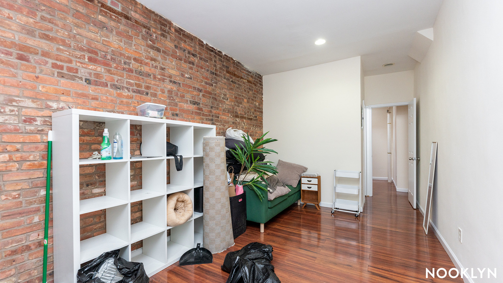 71 Pineapple St - Photo 2