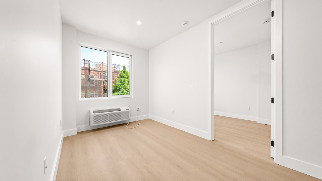 102 E 53rd St - Photo 3