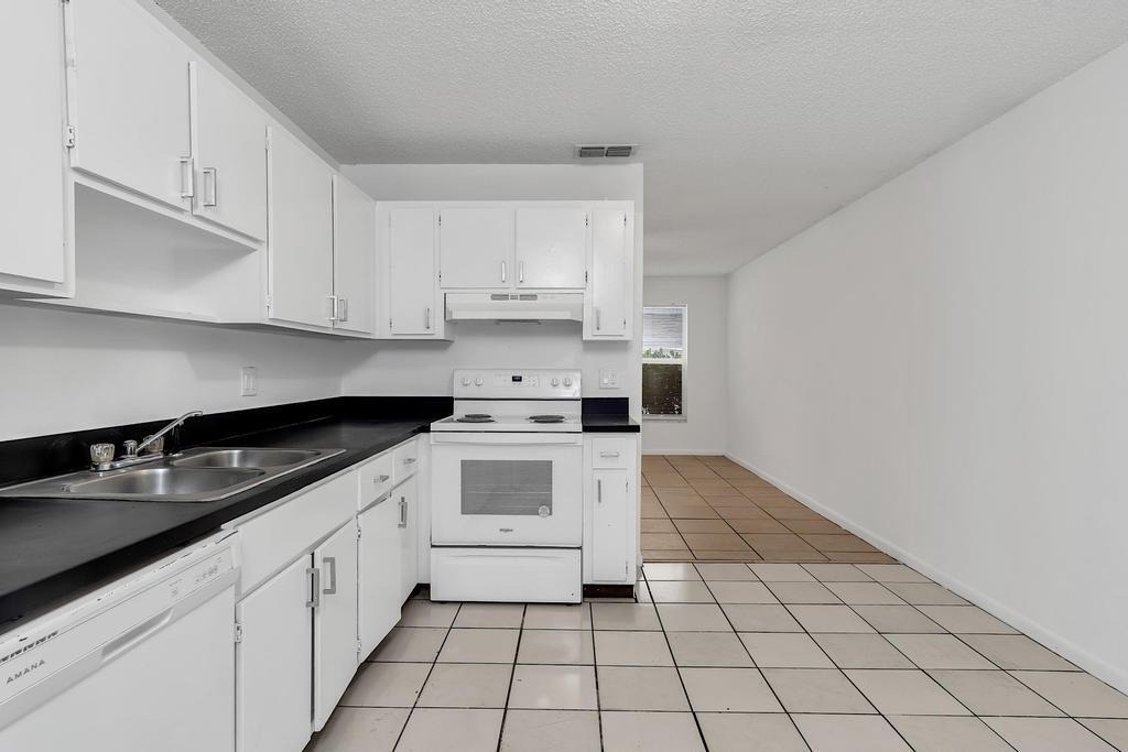 1320 Wellington Street - Photo 8
