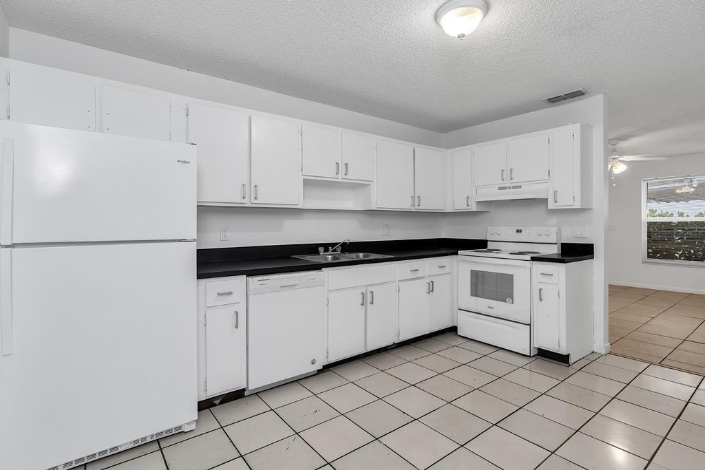 1320 Wellington Street - Photo 9