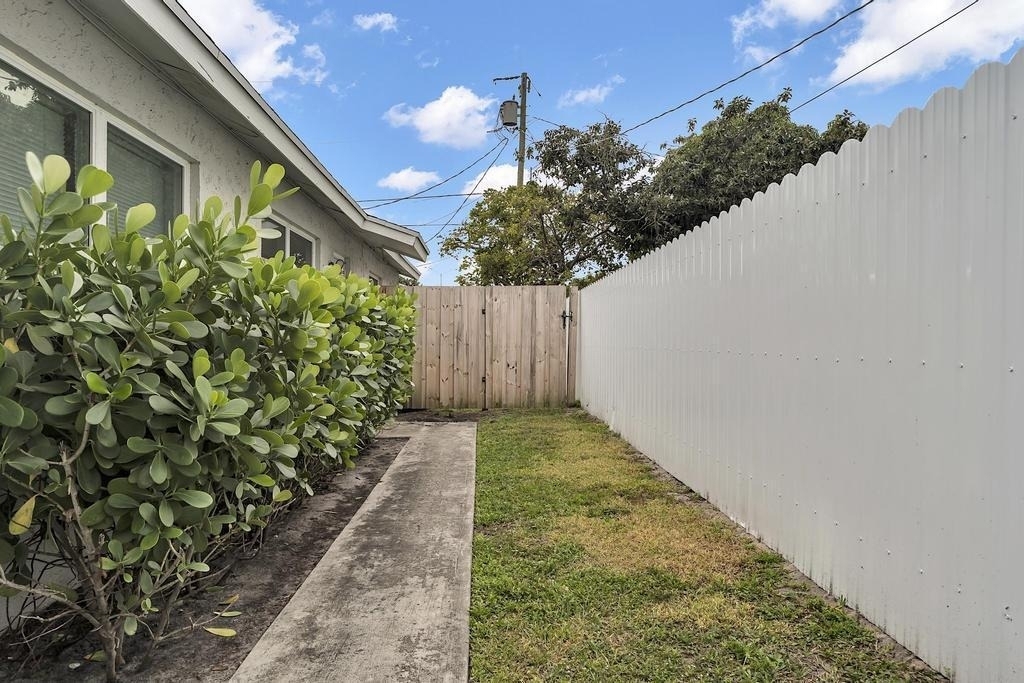 1320 Wellington Street - Photo 2