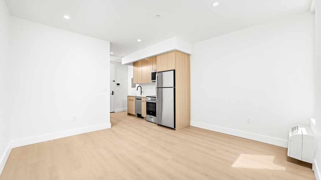 102 E 53rd St - Photo 1