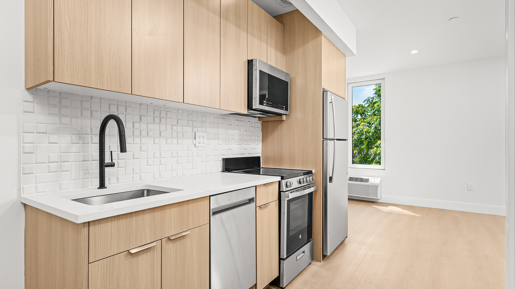 102 E 53rd St - Photo 4