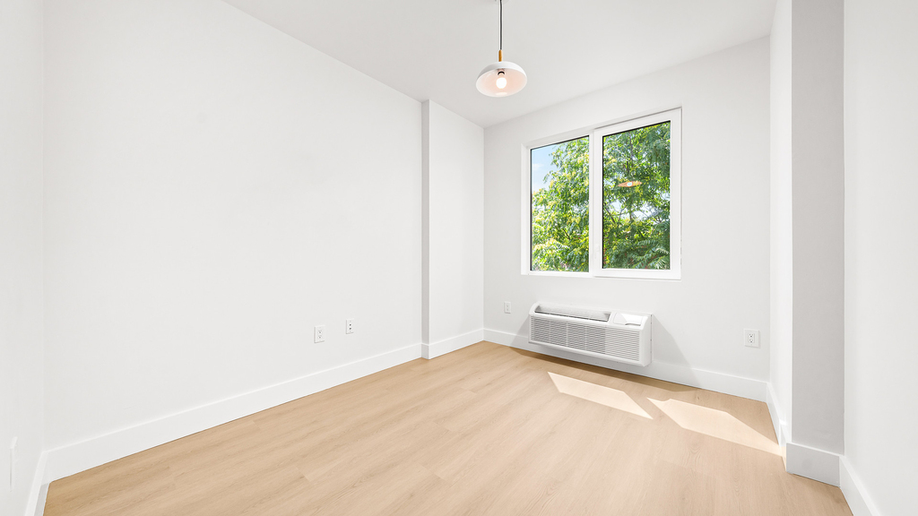 102 E 53rd St - Photo 2