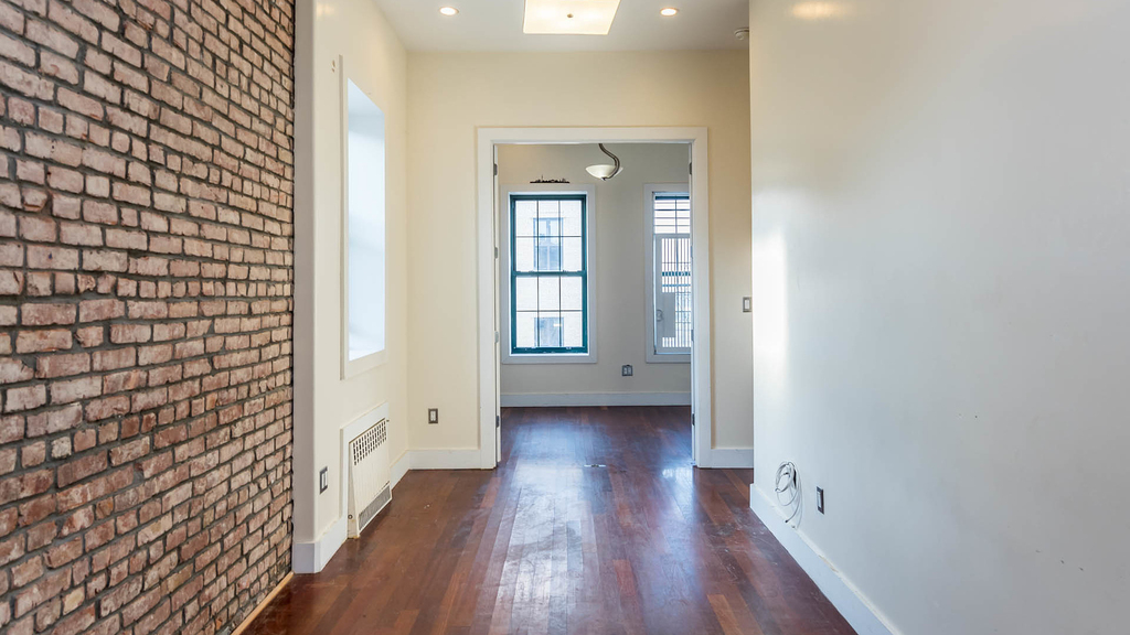 126 Grattan St - Photo 0