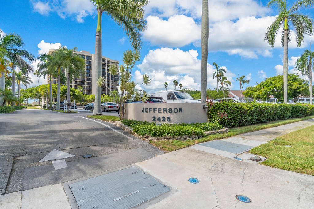 2425 Presidential Way - Photo 15