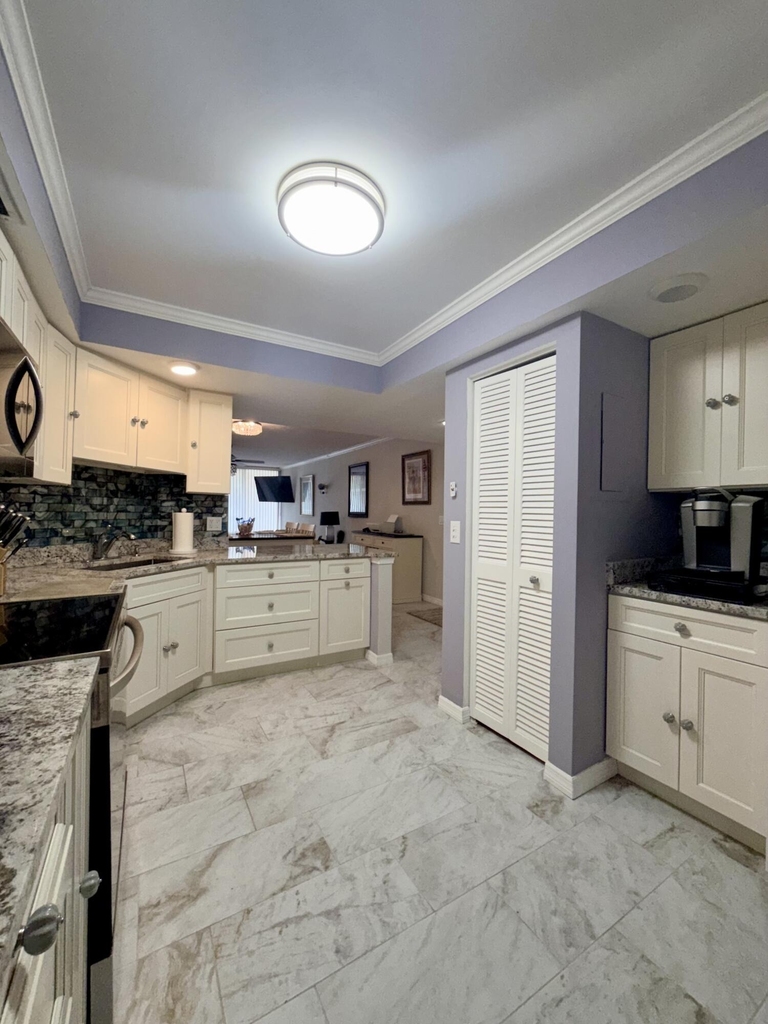 2425 Presidential Way - Photo 3