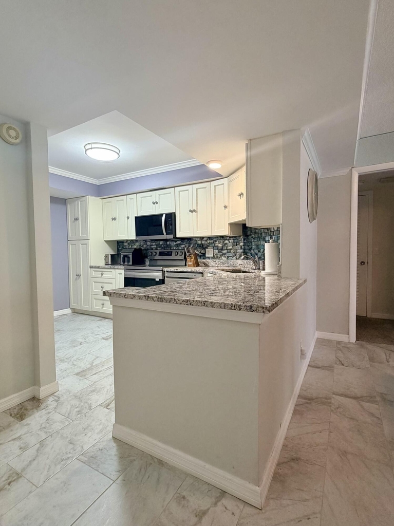 2425 Presidential Way - Photo 4