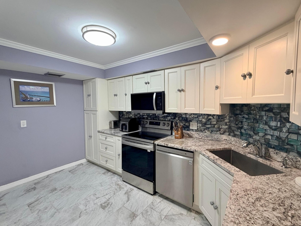 2425 Presidential Way - Photo 1