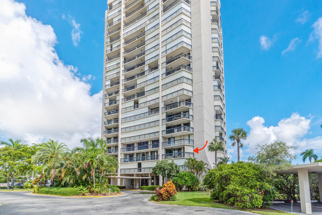 2425 Presidential Way - Photo 0