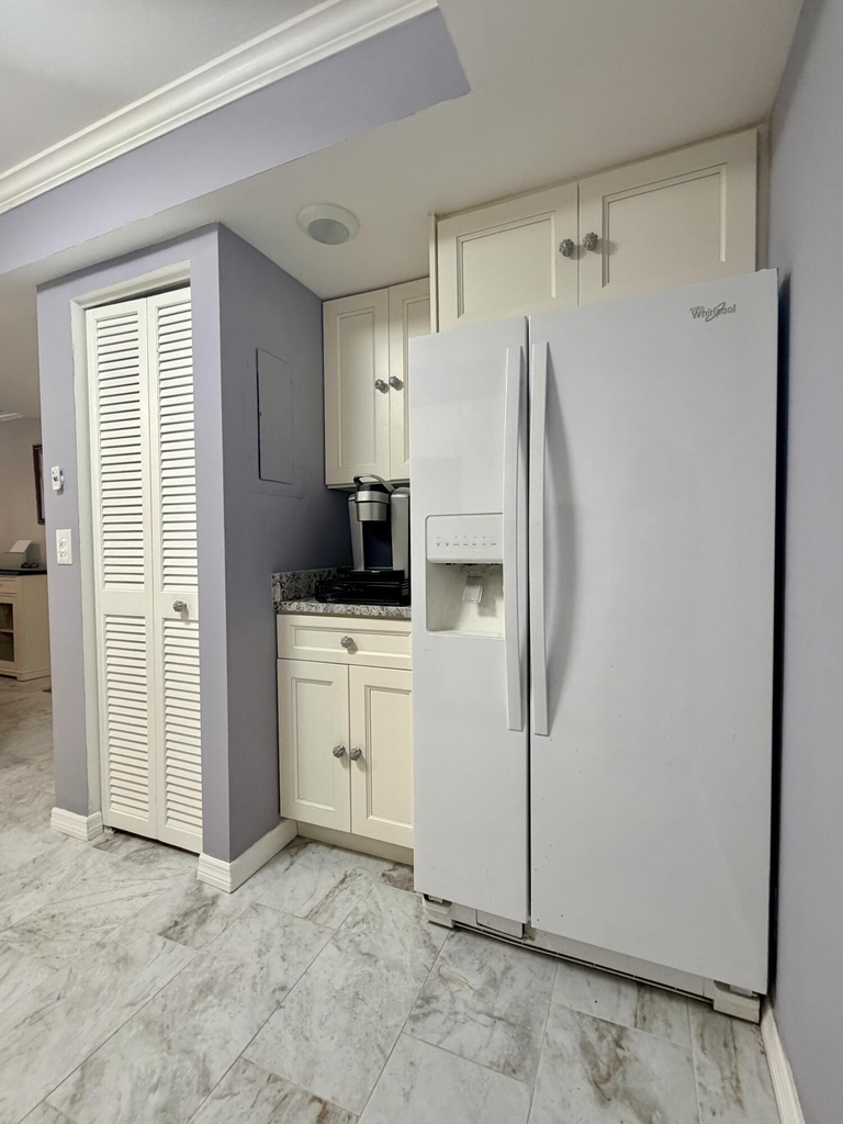 2425 Presidential Way - Photo 2