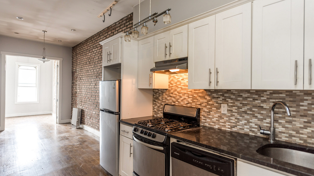 252 Stockholm St - Photo 0
