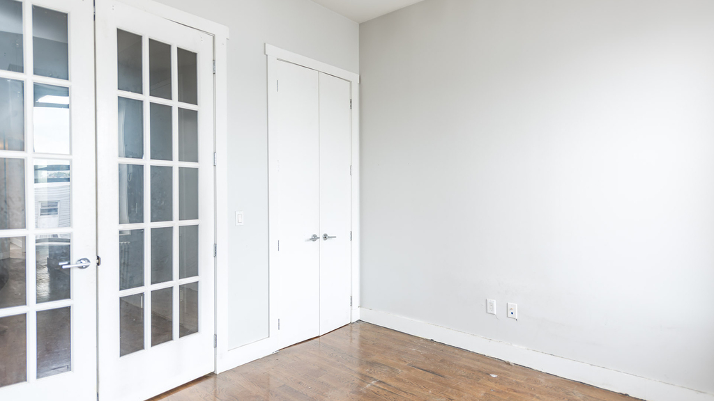 252 Stockholm St - Photo 2