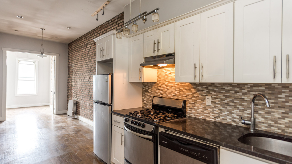 252 Stockholm St - Photo 4