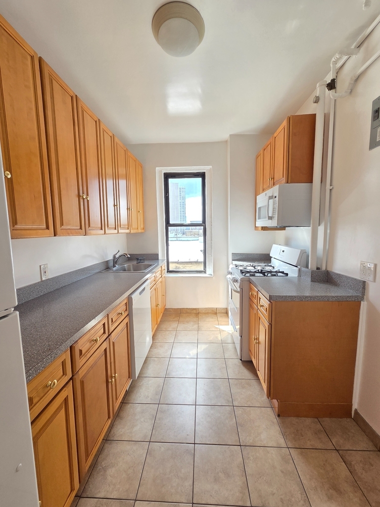 West 170th Street - Photo 3