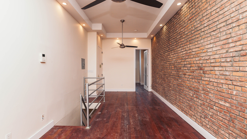 179 Knickerbocker Ave - Photo 0