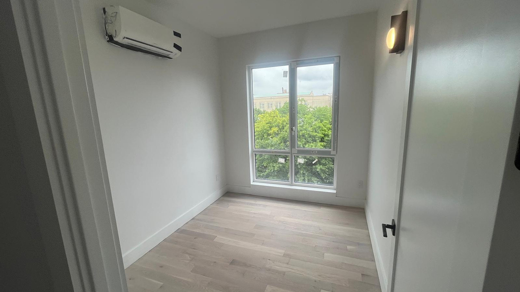 193 Graham Ave - Photo 3