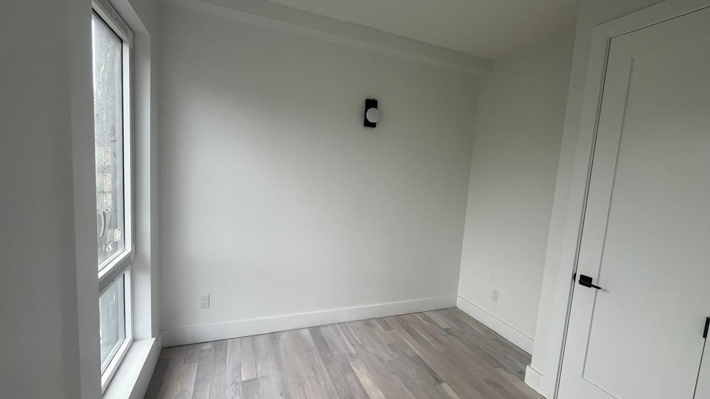 193 Graham Ave - Photo 1