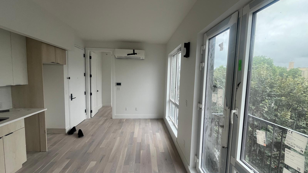 193 Graham Ave - Photo 5