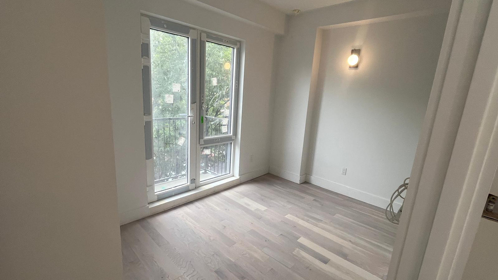 193 Graham Ave - Photo 10