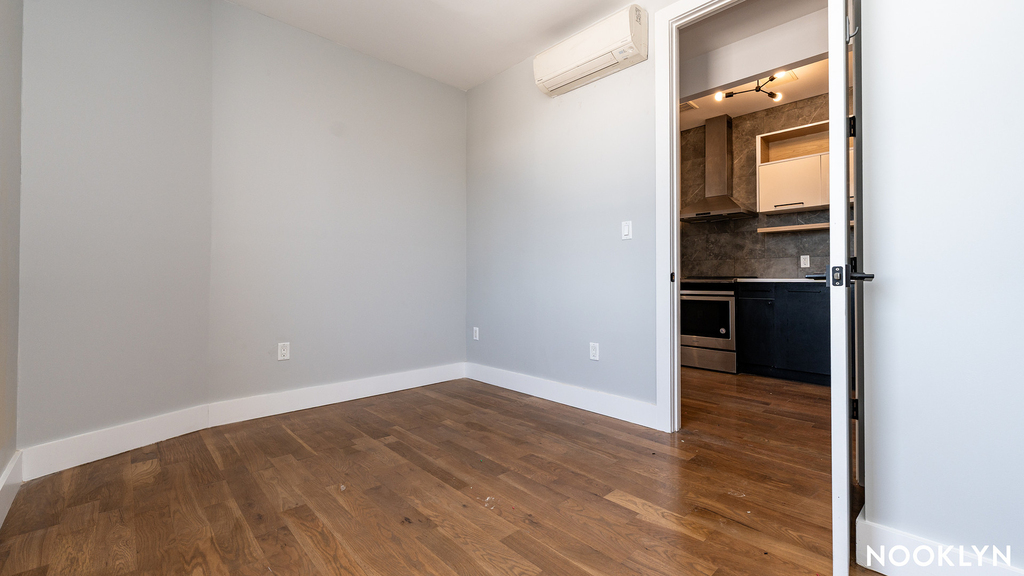 916 Bergen St - Photo 3
