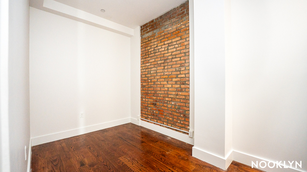 1072 Bergen St - Photo 4